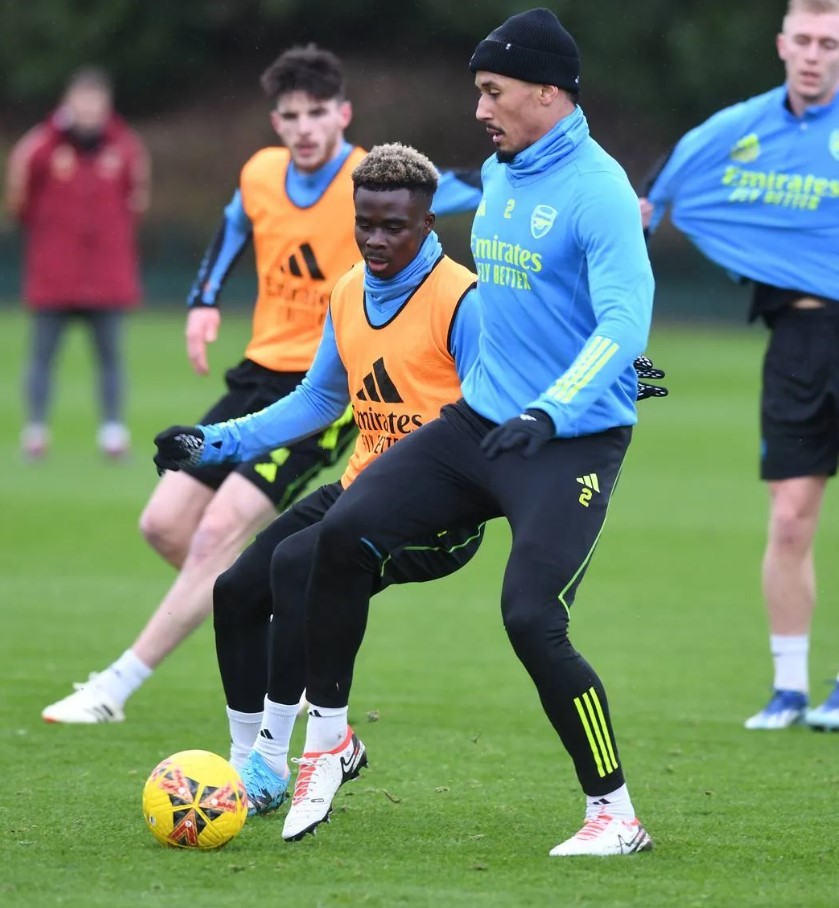 Arsenal 21yo names the best players in Gunners training 2 Mika Biereth (R) in the background of Arsenal first-team training pictures (Photo via Arsenal.com)