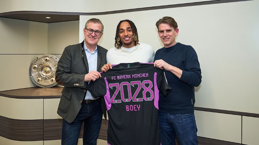 Sacha Boey after signing for Bayern Munich (Photo via FCBayern.com)