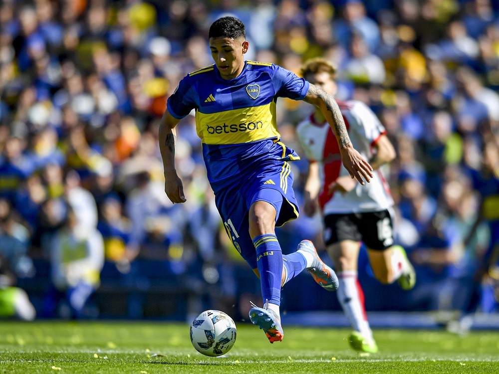 Arsenal scout Argentine 21yo at Pre-Olympic Tournament 3 BUENOS AIRES, ARGENTINA: Ezequiel Fernandez of Boca Juniors drives the ball during a match between Boca Juniors and River Plate as part of Copa de la Liga Profesional 2023 at Estadio Alberto J. Armando on October 01, 2023. (Photo by Marcelo Endelli/Getty Images)