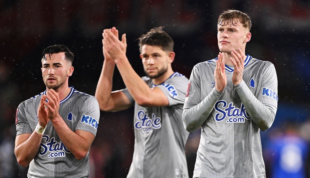 LONDON, ENGLAND: Jarrad Branthwaite of Everton and teammates show appreciation to fans following the Emirates FA Cup Third Round match between Crystal Palace and Everton at Selhurst Park on January 04, 2024. (Photo by Mike Hewitt/Getty Images)