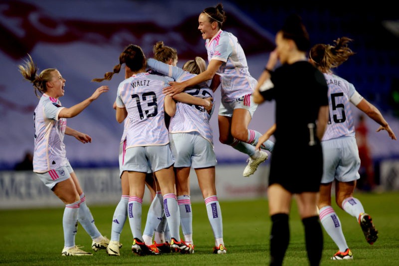 BIRKENHEAD, ENGLAND - JANUARY 28: Vivianne Miedema of Arsenal (obscured) celebrates scoring her team's first goal with teammates during the Barclay...