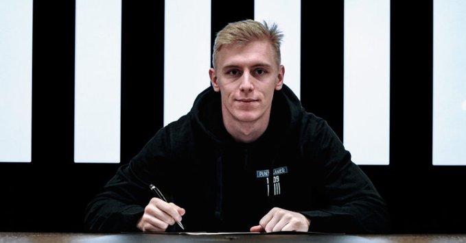 Mika Biereth signing for Sturm Graz (Photo via Sturm Graz on Twitter)