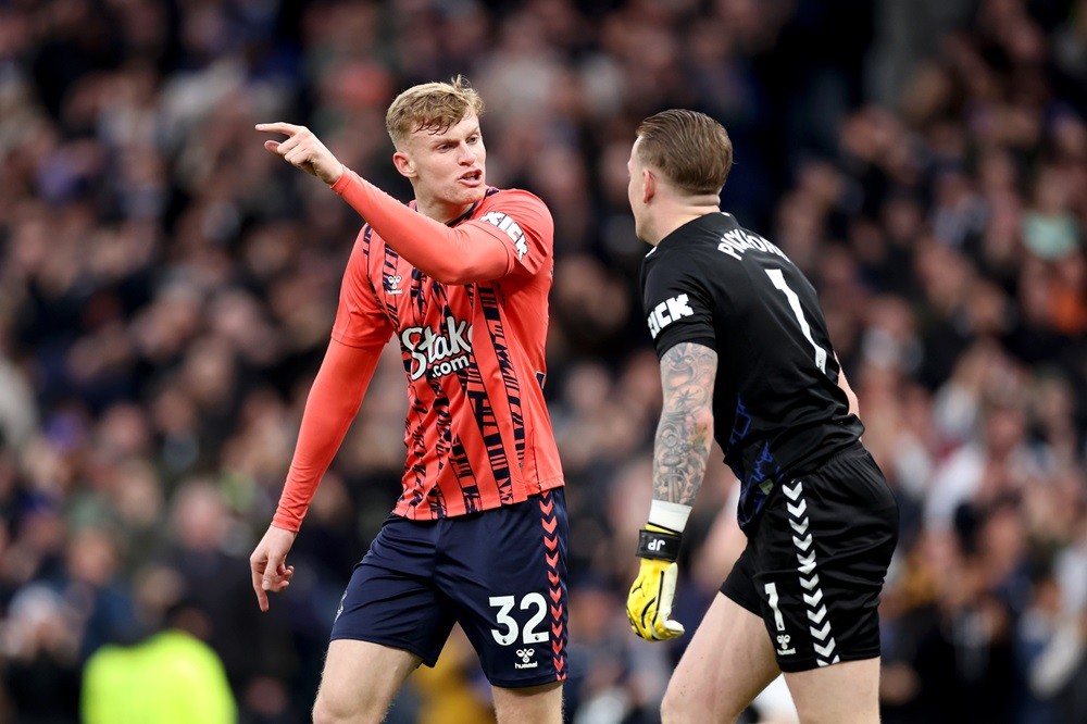 LONDON, ENGLAND: Jarrad Branthwaite and Jordan Pickford of Everton react as Son Heung-Min of Tottenham Hotspur scores their team's second goal duri...