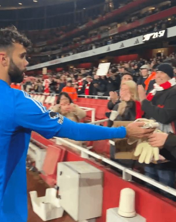David Raya gives gloves to an Arsenal fan (Photo via TNT Sports on Twitter)