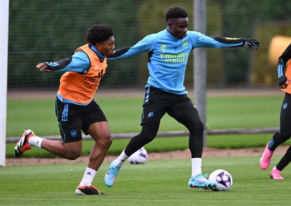 Myles Lewis-Skelly and Bukayo Saka in an Arsenal first-team training session (Photo via Arsenal.com)