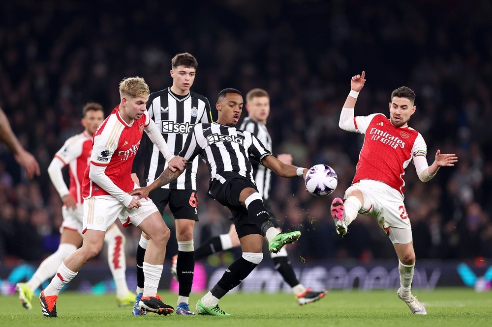 LONDON, ENGLAND: Joe Willock of Newcastle United battles for possession with Emile Smith Rowe and Jorginho of Arsenal during the Premier League mat...