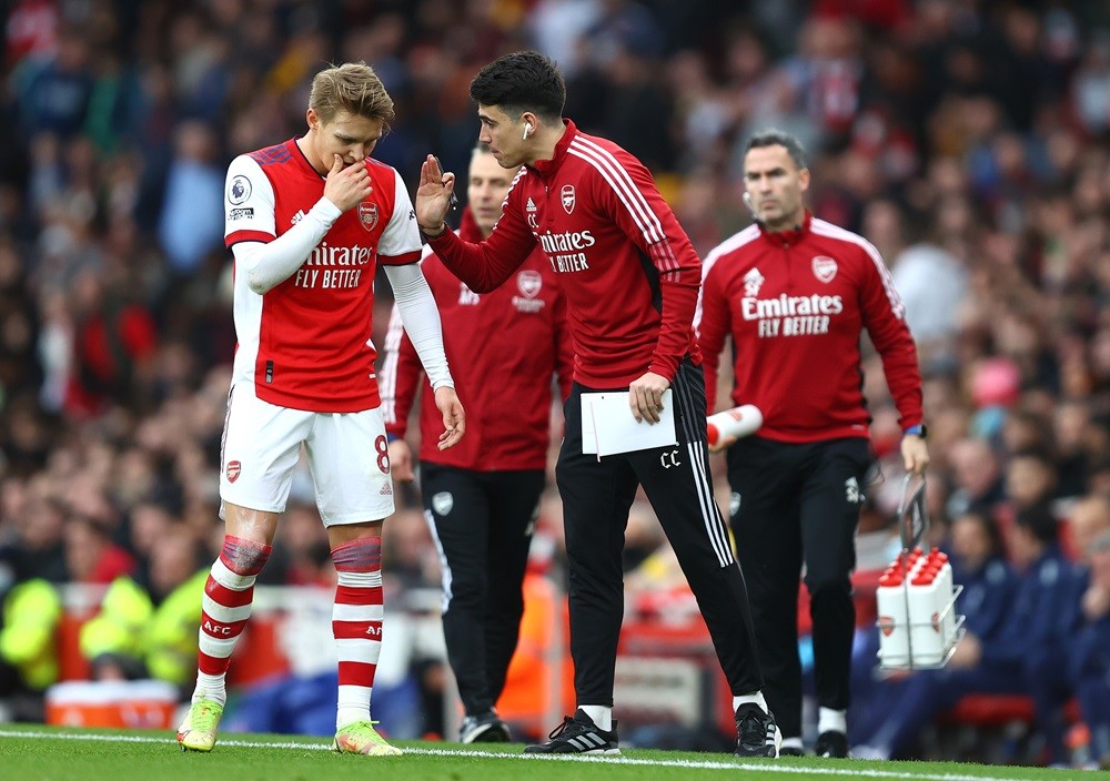 LONDON, ENGLAND: First team coach Carlos Cuesta talks with Martin Odegaard of Arsenal during the Premier League match between Arsenal and Manchester City at Emirates Stadium on January 01, 2022. (Photo by Julian Finney/Getty Images)