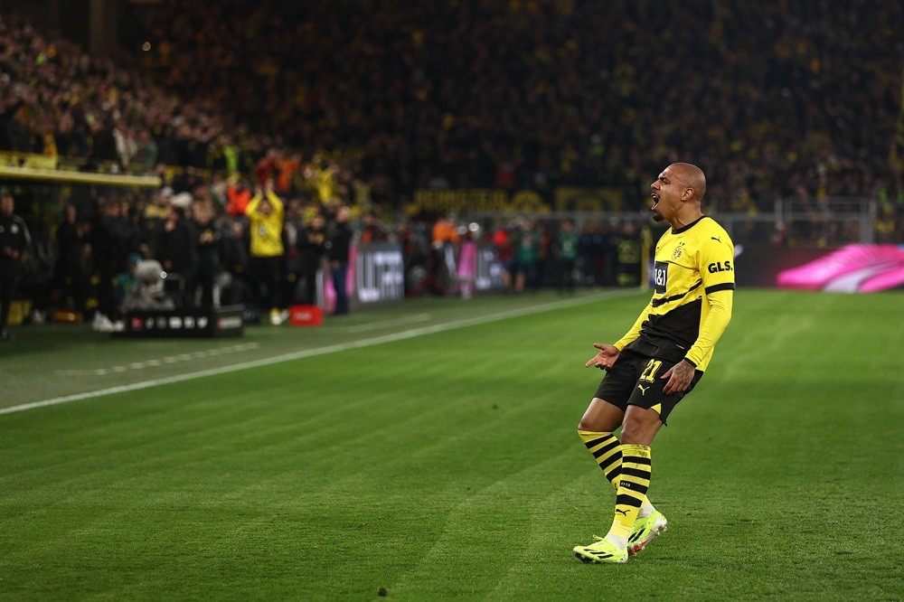 DORTMUND, GERMANY: Donyell Malen of Dortmund celebrates scoring the first team goal during the Bundesliga match between Borussia Dortmund and Sport-Club Freiburg at Signal Iduna Park on February 09, 2024. (Photo by Leon Kuegeler/Getty Images)