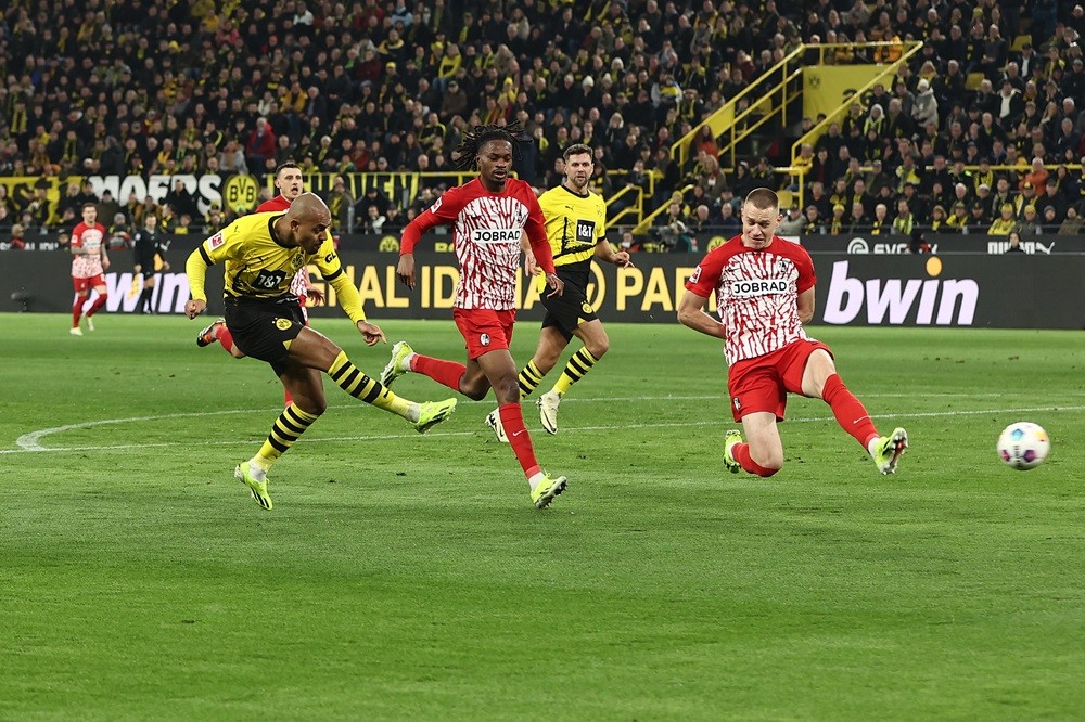 DORTMUND, GERMANY: Donyell Malen of Dortmund scores the 2nd team goal during the Bundesliga match between Borussia Dortmund and Sport-Club Freiburg at Signal Iduna Park on February 09, 2024. (Photo by Leon Kuegeler/Getty Images)