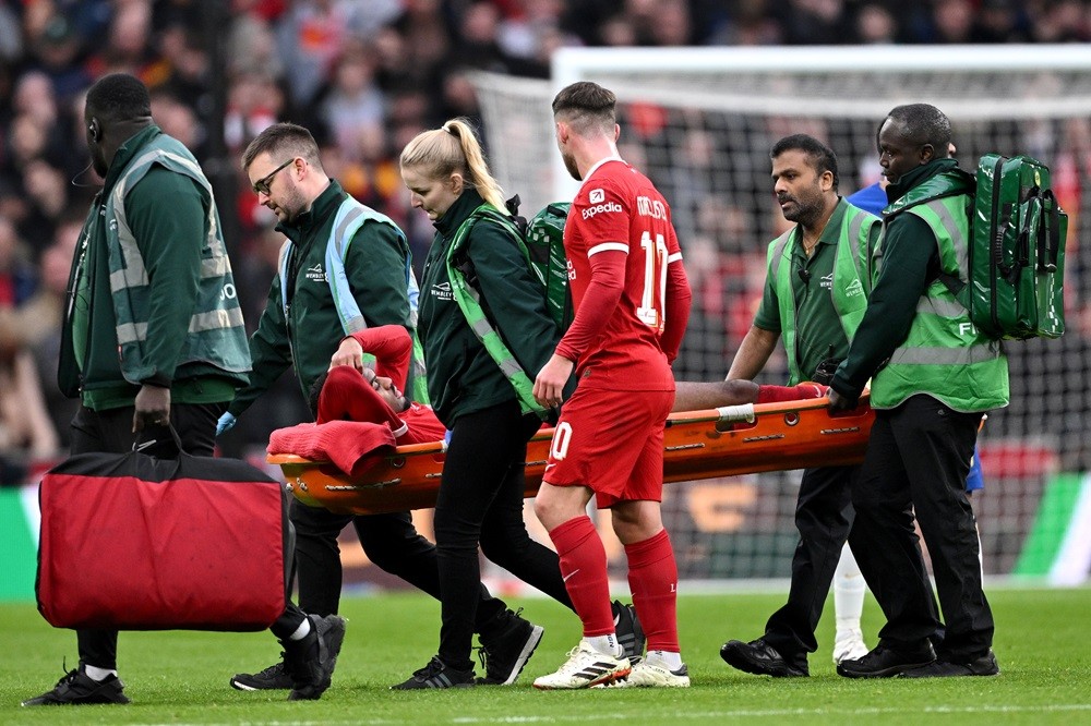 LONDON, ENGLAND: Ryan Gravenberch of Liverpool is stretchered off after picking up an injury after a tackle by Moises Caicedo of Chelsea (not pictu...