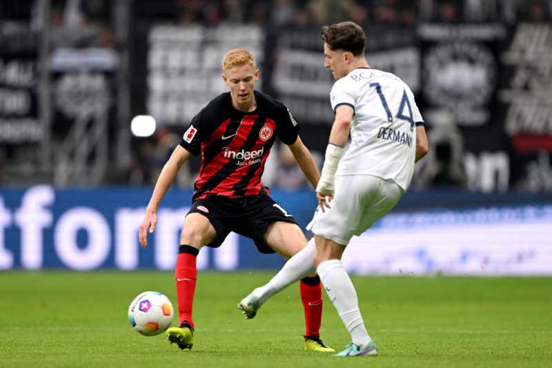 FRANKFURT AM MAIN, GERMANY - FEBRUARY 10: Tim Oermann of VfL Bochum passes the ball under pressure Hugo Larsson of Eintracht Frankfurt during the Bundesliga match between Eintracht Frankfurt and VfL Bochum 1848 at Deutsche Bank Park on February 10, 2024 in Frankfurt am Main, Germany. (Photo by Helge Prang/Getty Images)