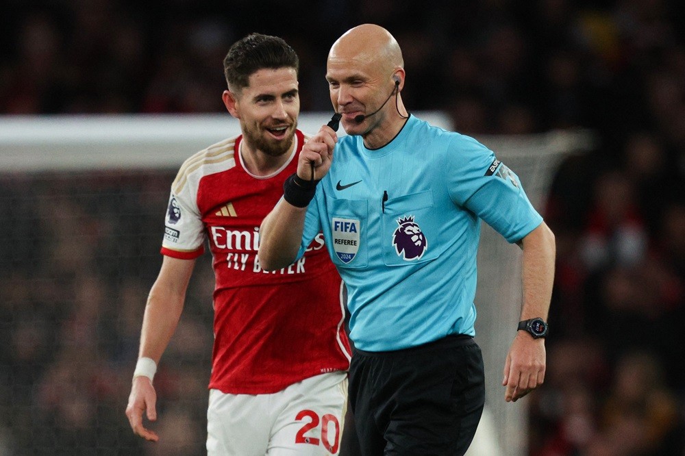 Arsenal's Jorginho (L) speaks with referee Anthony Taylor during the English Premier League football match between Arsenal and Liverpool at the Emi...