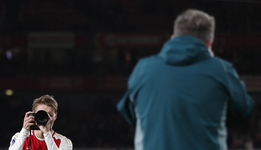 Odegaard explains his post-match celebration against Liverpool 2 Arsenal's Martin Odegaard picks up a camera and takes pictures as he celebrates at the end of the English Premier League football match between Arsenal and Liverpool at the Emirates Stadium in London on February 4, 2024. (Photo by IAN KINGTON/IKIMAGES/AFP via Getty Images)