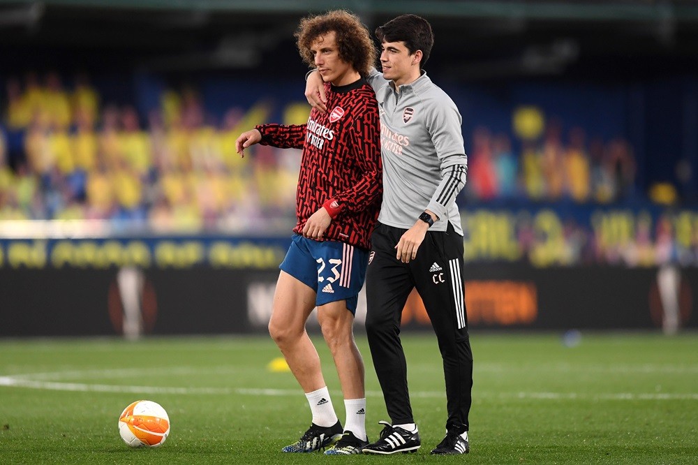 VILLARREAL, SPAIN: David Luiz of Arsenal and coach Carlos Cuesta look on prior to the UEFA Europa League Semi-final First Leg match between Villare...
