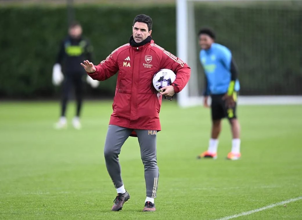 Mikel Arteta taking first-team training (Photo via Arsenal.com)