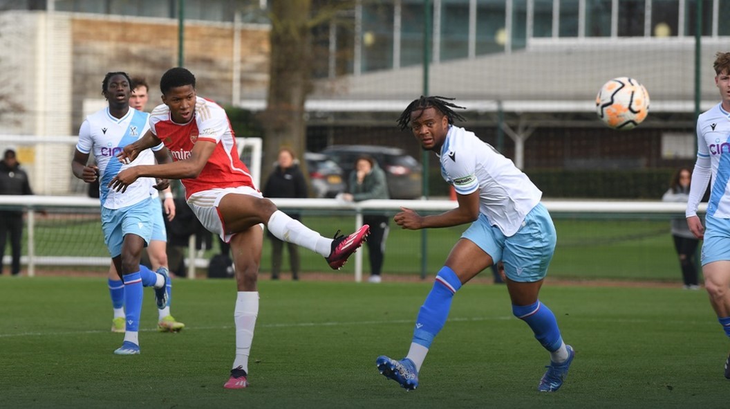 Chido Obi-Martin shoots for the Arsenal u18s (Photo via Arsenal.com)