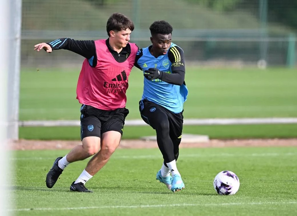 James Sweet (left) in training with the Arsenal first team (Photo via Arsenal.com)