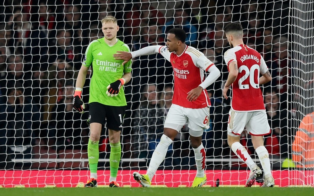 LONDON, ENGLAND: Aaron Ramsdale of Arsenal is consoled by teammate Gabriel after his mistake leads to Yoane Wissa of Brentford (not pictured) scori...