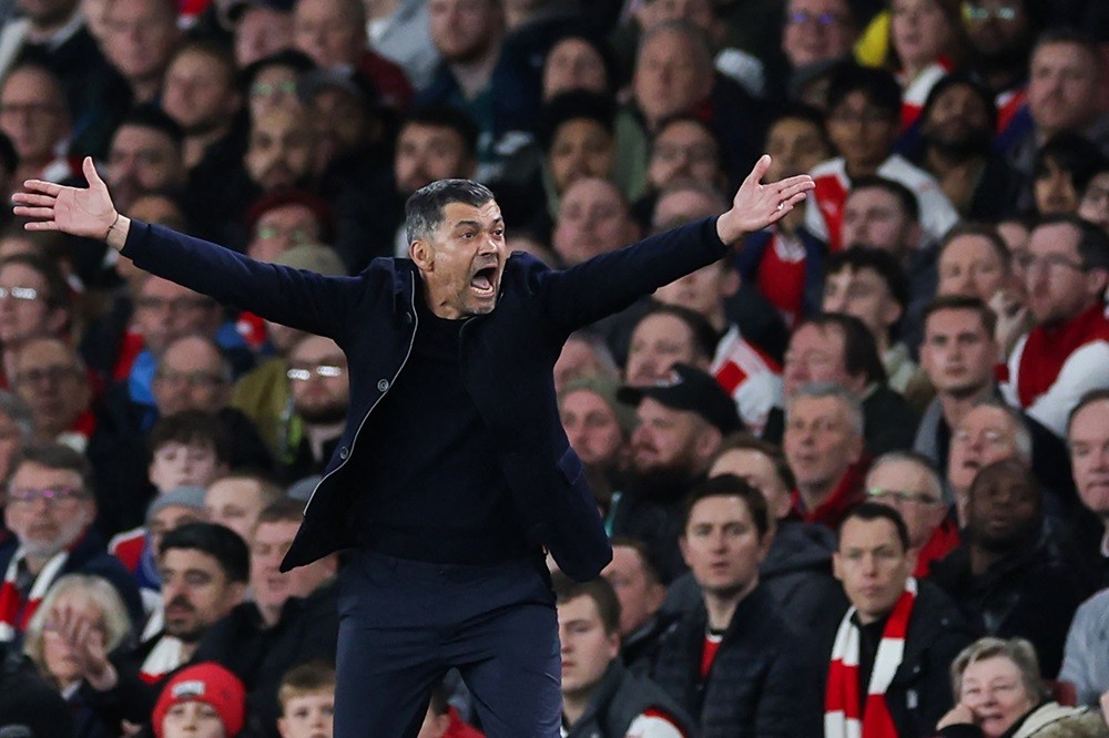 Porto's Portuguese coach Sergio Conceicao reacts during the UEFA Champions League last 16 second leg football match between Arsenal and Porto FC at...