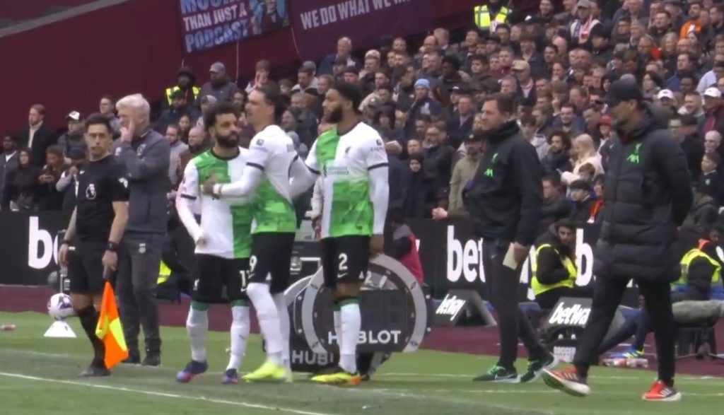 Salah & Klopp clash as Liverpool suffer another title blow 4 Mohamed Salah is held back by Darwin Nunez as he argues with Jurgen Klopp (Photo via TNT Sports)