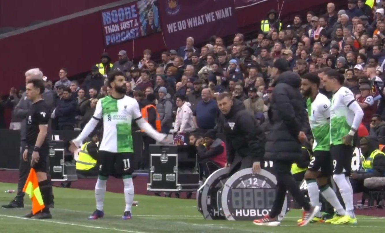 Mohamed Salah argues with Jurgen Klopp (Photo via TNT Sports)
