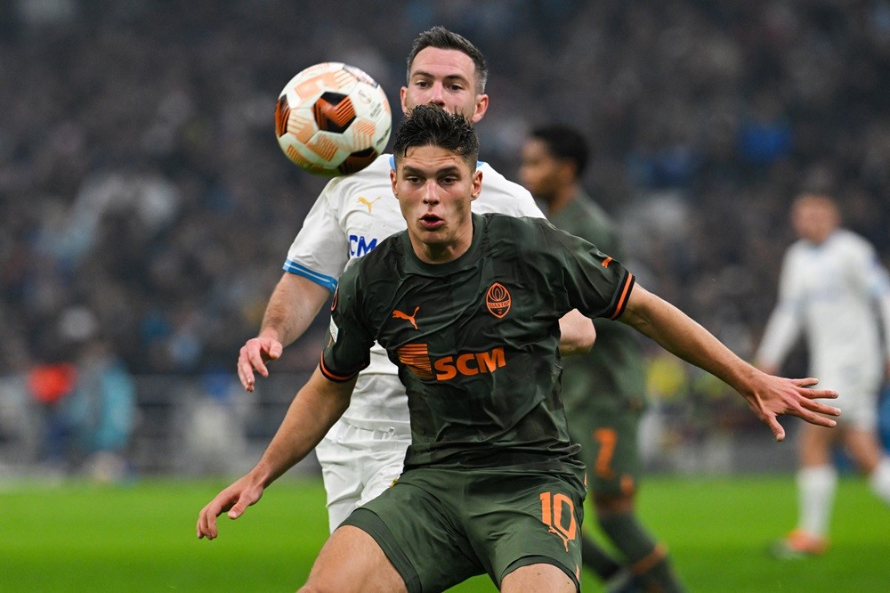 Shakhtar Donetsk's Heorhiy Sudakov fights for the ball with Marseille's Jordan Veretout (L) during the UEFA Europa League knockout round play-off s...