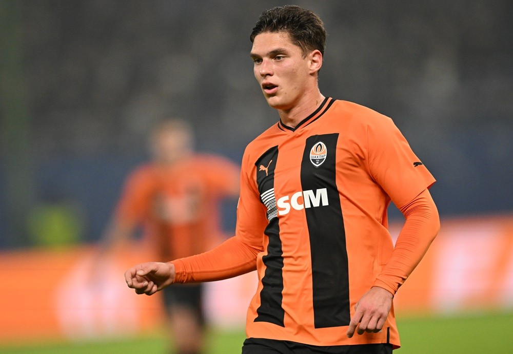 HAMBURG, GERMANY: Heorhii Sudakov of Schkhtar in action during the UEFA Europa League 2023/24 Knockout Round Play-offs First Leg match between FC S...