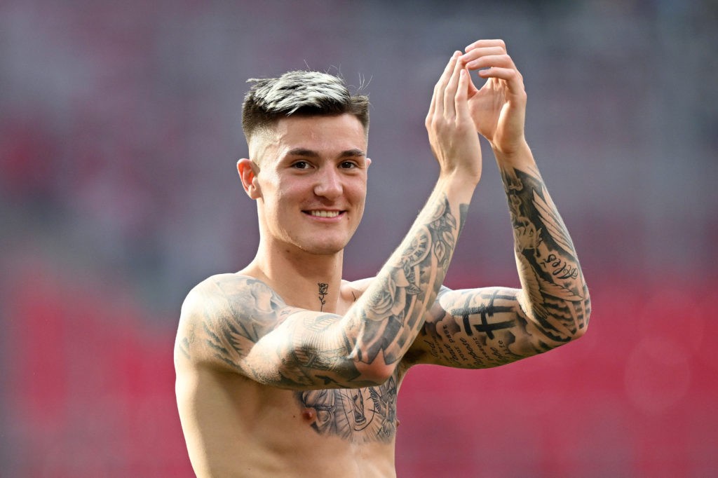 Arsenal favourites to sign £64m striker this summer 2 LEIPZIG, GERMANY - APRIL 13: Benjamin Sesko of RB Leipzig applauds the fans following the team's victory during the Bundesliga match between RB Leipzig and VfL Wolfsburg at Red Bull Arena on April 13, 2024 in Leipzig, Germany. (Photo by Stuart Franklin/Getty Images)