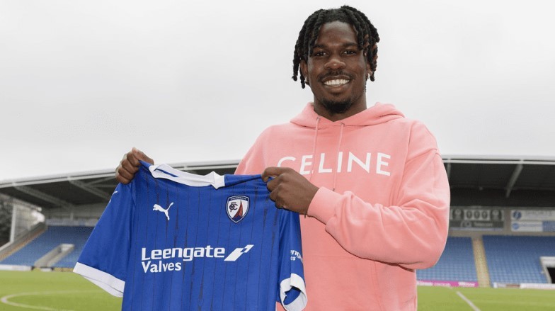 Tim Akinola signing for Chesterfield FC (Photo via Chesterfield-FC.co.uk)