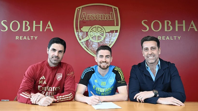 Edu’s new job finally announced 3 Jorginho signing his new contract with Mikel Arteta and Edu (Photo via Arsenal.com)