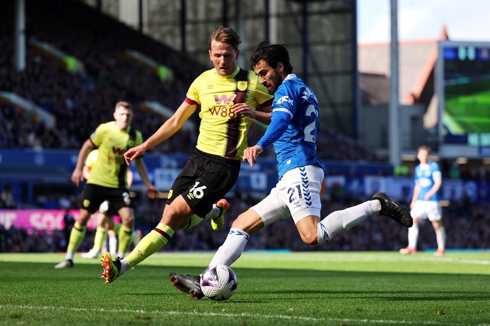 Everton midfielder a doubt to face Arsenal following injury 2 LIVERPOOL, ENGLAND: Andre Gomes of Everton shoots under pressure from Sander Berge of Burnley during the Premier League match between Everton FC and Burnley FC at Goodison Park on April 06, 2024. (Photo by Matt McNulty/Getty Images)