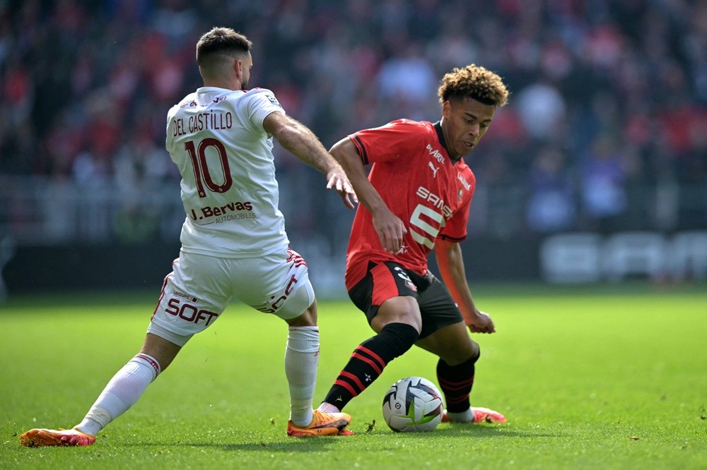 Brest's Romain Del Castillo (L) fights for the ball with Rennes' Desire Doue during the French L1 football match between Stade Rennais FC and Stade...