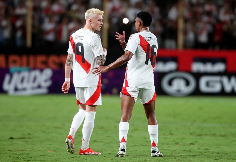 "It would be a dream" says 23yo international about signing for Arsenal 2 LIMA, PERU: Wilder Cartagena (R) talks to Oliver Sonne (L) during the friendly match between Peru and Dominican Republic at Estadio Monumental on March 27, 2024. (Photo by Raul Sifuentes/Getty Images)