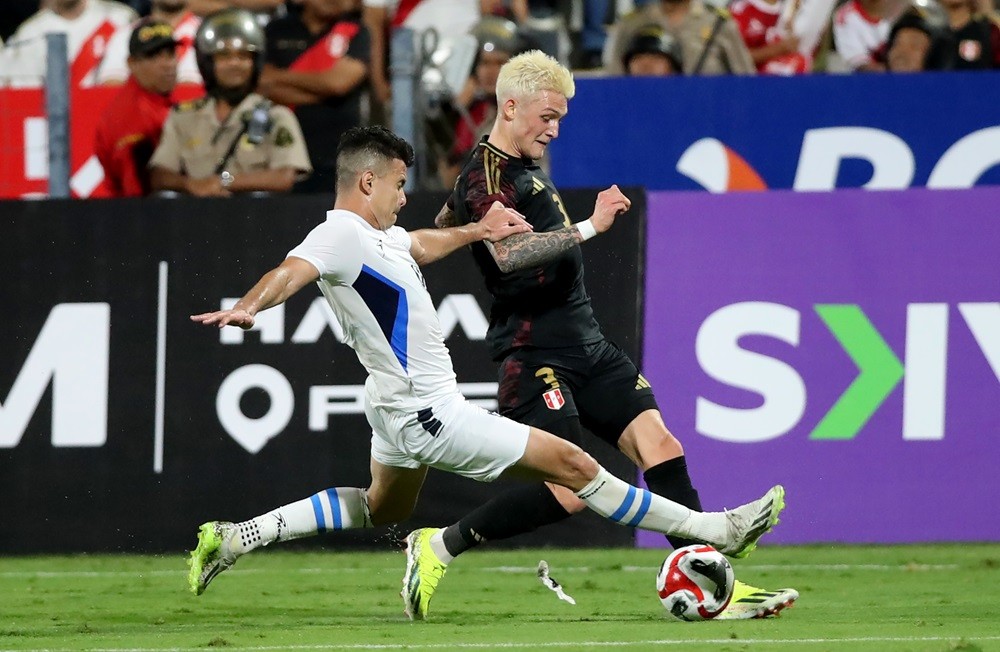 LIMA, PERU: Oliver Sonne (R) of Peru and Henry Nino (L) of Nicaragua fight for the ball during an international friendly between Peru and Nicaragua...