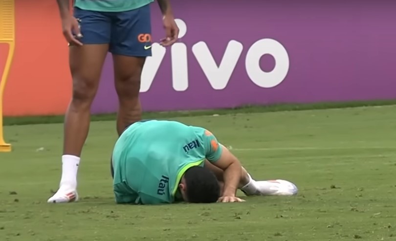 Latest on Gabriel Martinelli injury scare ahead of Copa America 2 Gabriel Martinelli suffers a knock in training with Brazil (Image via Litoral News on YouTube)