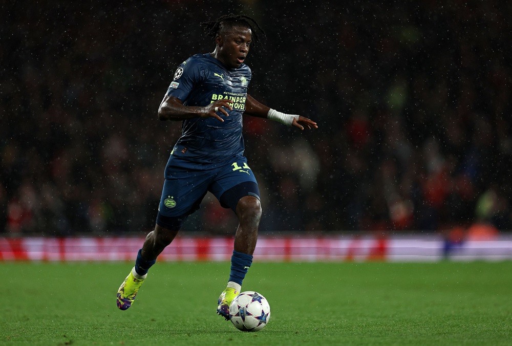 PSV Eindhoven's Johan Bakayoko runs with the ball during the UEFA Champions League Group B football match between Arsenal and PSV Eindhoven at the Arsenal Stadium in north London on September 20, 2023. (Photo by ADRIAN DENNIS/AFP via Getty Images)