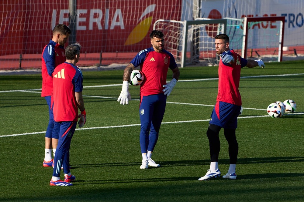 Arsenal international impresses but likely to be dropped for Euros 3 MADRID, SPAIN: Alex Remiro, David Raya and Unai Simon take part in a Spain training session at Ciudad del Futbol de Las Rozas on June 01, 2024. (Photo by Angel Martinez/Getty Images)