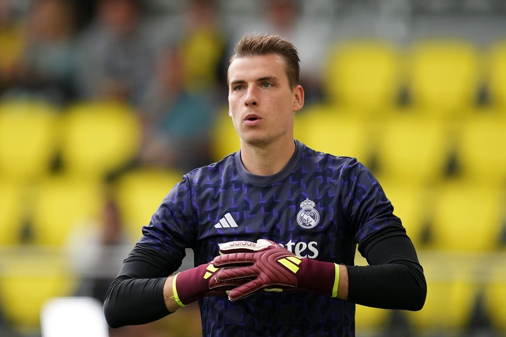 VILLARREAL, SPAIN: Andriy Lunin of Real Madrid looks on during the warm up prior to the LaLiga EA Sports match between Villarreal CF and Real Madri...