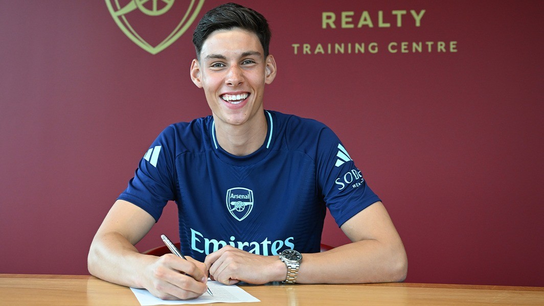 Alexei Rojas signing his first professional contract with Arsenal (Photo via Arsenal.com)