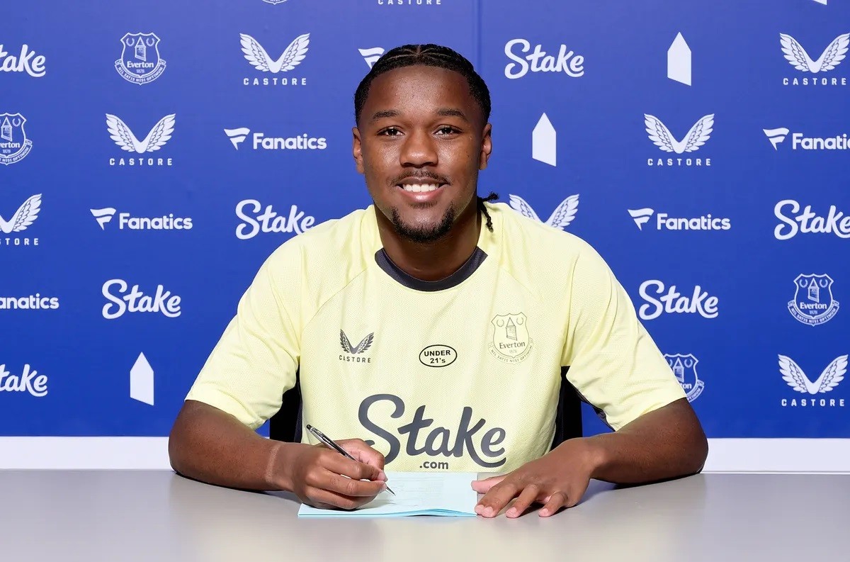 Omari Benjamin signs for Everton (Photo via EvertonFC.com)