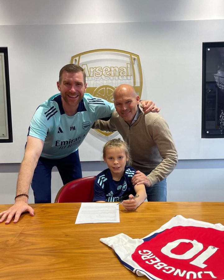 Per Mertesacker and Freddie Ljungberg with Raphie Ljungberg as he signs for the Arsenal academy (Photo via Ljungberg on Instagram)