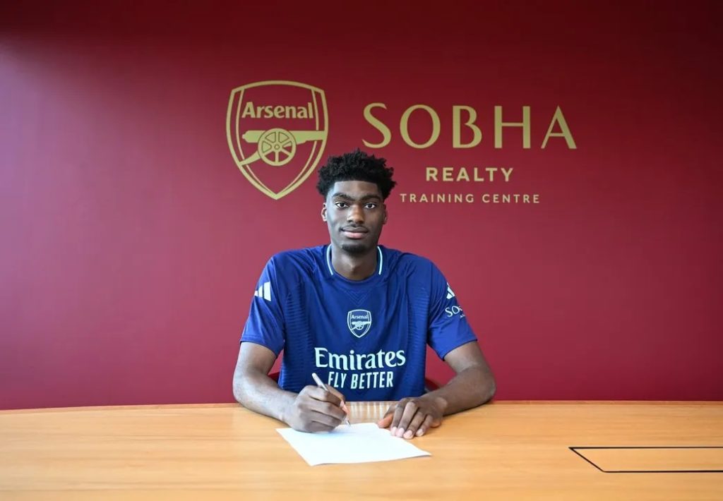 Brian Okonkwo signs his contract with Arsenal (Photo via Arsenal.com)