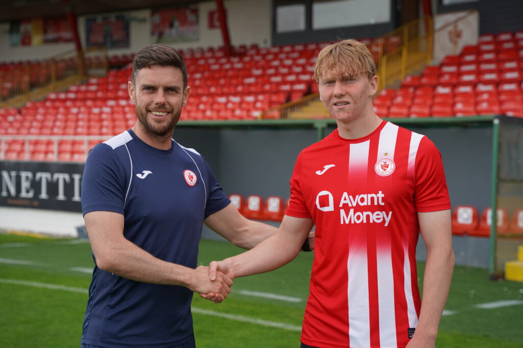 Jack Henry-Francis signing for Sligo Rovers (Photo via Sligo Rovers on Twitter)