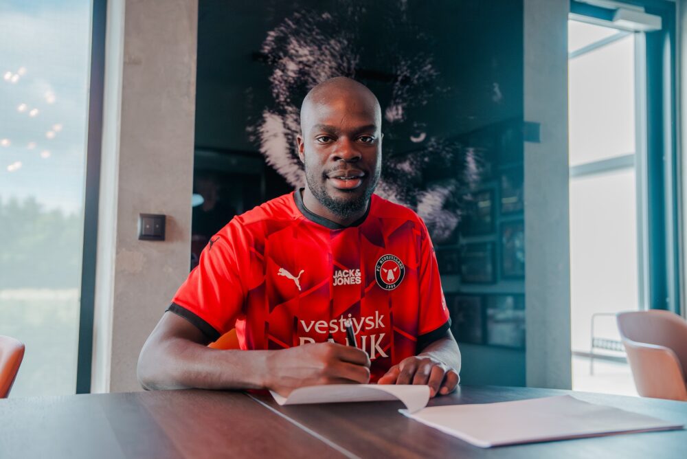 Ovie Ejeheri signing for FC Midtjylland (Photo via FCM.dk)