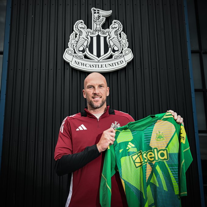 John Ruddy signing for Newcastle United (Photo via NUFC on Twitter)