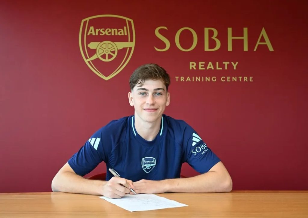 Arsenal confirm 7 new professional contracts 2 Harrison Dudziak signs his contract with Arsenal (Photo via Arsenal.com)