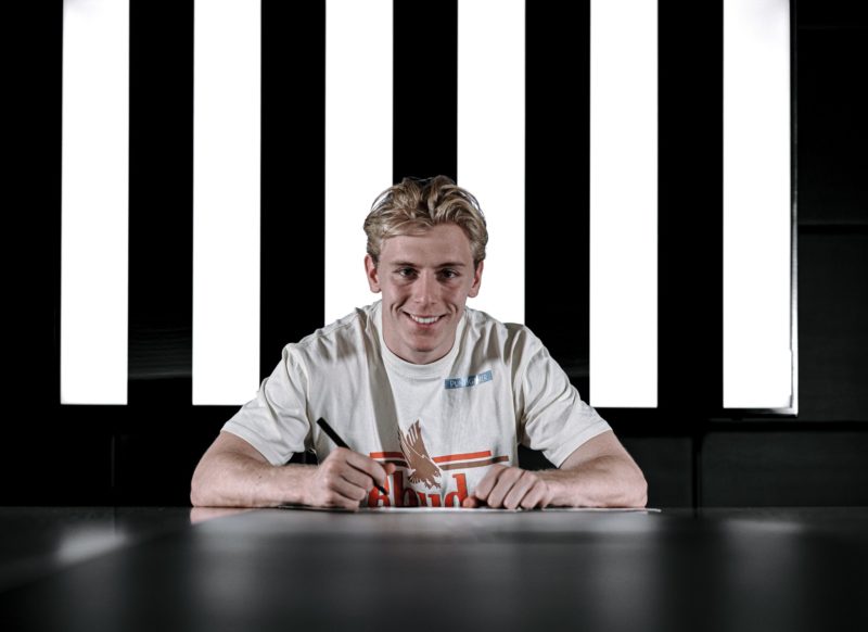 Mika Biereth signing for Sturm Graz (Photo via Sturm)