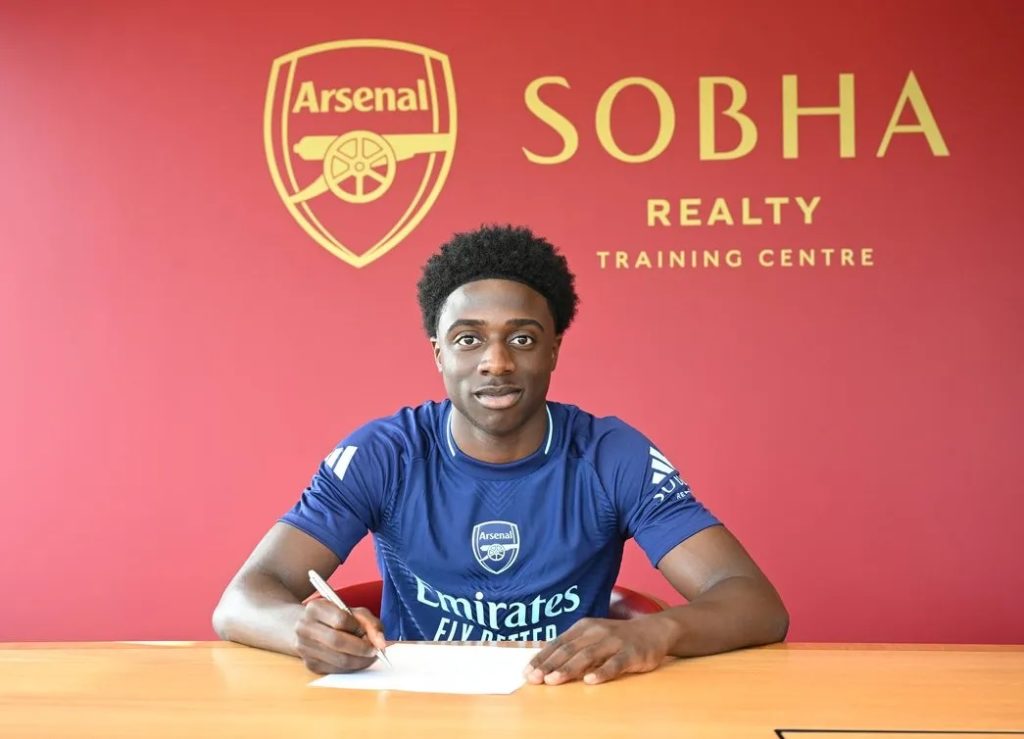 Arsenal confirm 7 new professional contracts 4 Ismeal Kabia signs his contract with Arsenal (Photo via Arsenal.com)