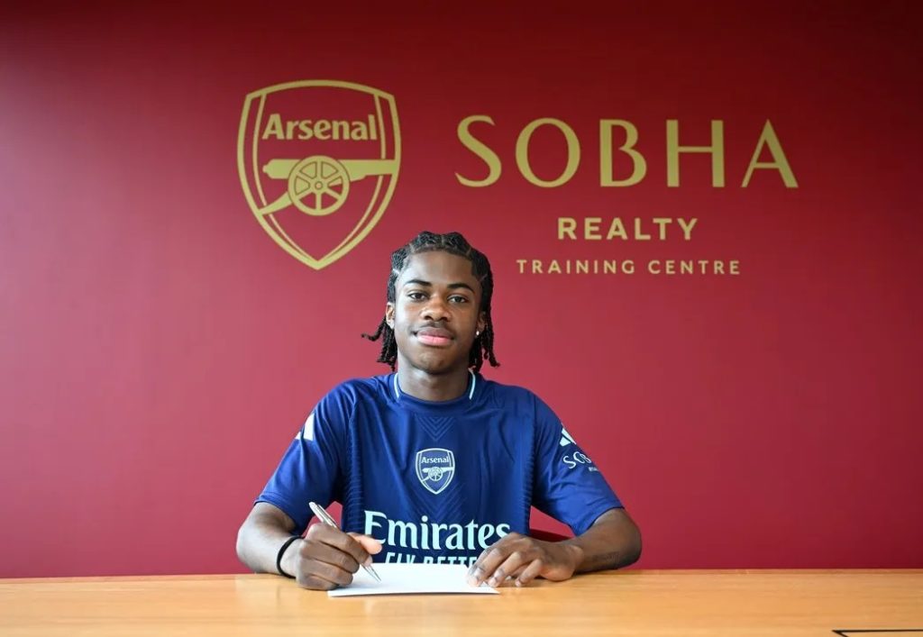 Arsenal confirm 7 new professional contracts 7 Josh Nichols signs his contract with Arsenal (Photo via Arsenal.com)
