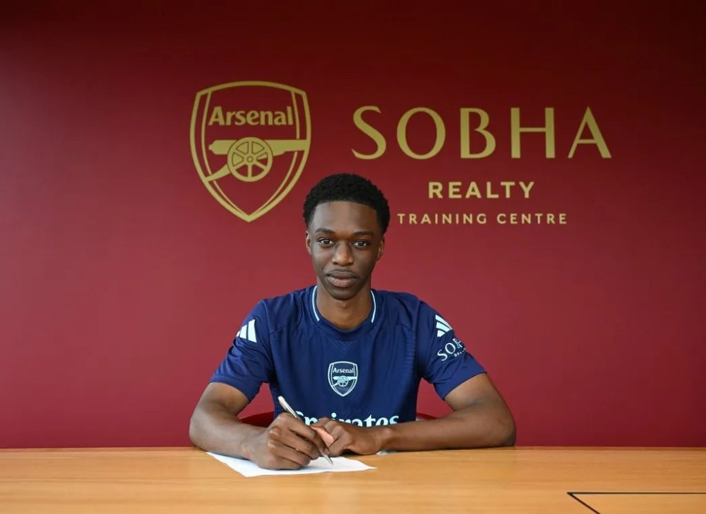 Arsenal confirm 7 new professional contracts 6 Osman Kamara signs his contract with Arsenal (Photo via Arsenal.com)